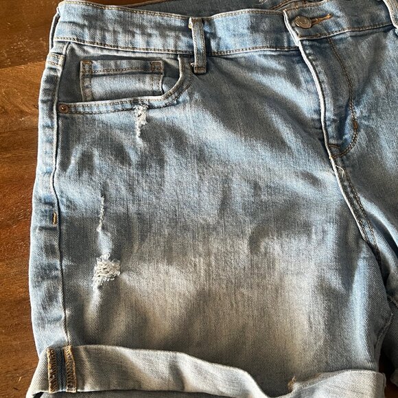 Old Navy Fitted Jean Shorts Women’s Size 14 Regular Stretch‎ Medium Wash Blue - Picture 7 of 8